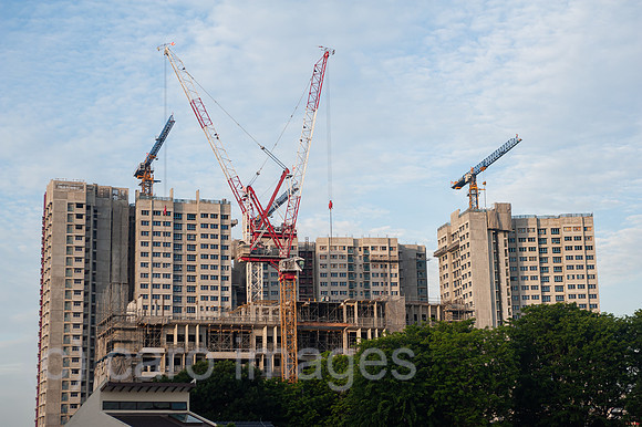 Singapur, Republik Singapur, Baukraene auf einer Baustelle von HDB Wohnhochhaeusern