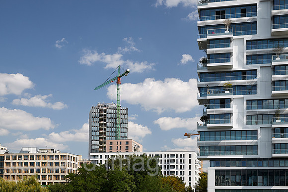 Berlin, Deutschland - Blick auf neu erbaute Wohn- und Buerohaeuser entlang der Spree in Berlin-Friedrichshain.
