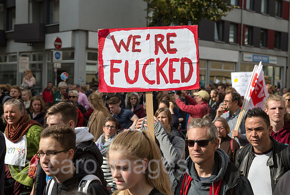 Deutschland, Bremen - fridays for future - Demonstration, pessimistisches Plakat we are fucked