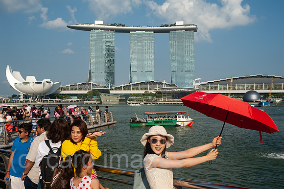 Singapur, Republik Singapur, Touristen am Singapore River mit Marina Bay Sands Hotel