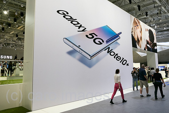 Berlin, Deutschland - SAMSUNG bewirbt das Galaxy 5G Note10+ zur IFA mit einem Riesenplakat.