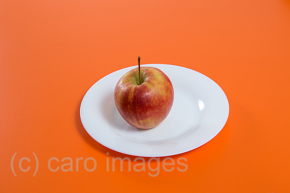 Ein Apfel liegt auf einem Teller