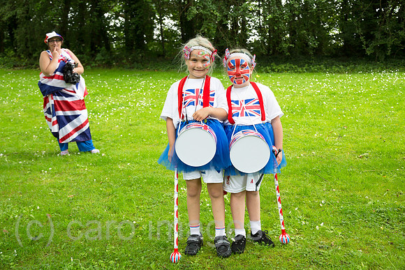 Grossbritannien, Belfast - Zwei Maedchen in Union Jack am Orangemens Day, protestantischer, jaehrlicher Feiertag zum Gedenken an die Schlacht am Boyne