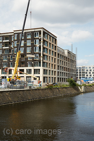 Berlin, Deutschland - Neubauten von Wohnhaeusern am Spandauer Schifffahrtskanal in Berlin-Mitte.