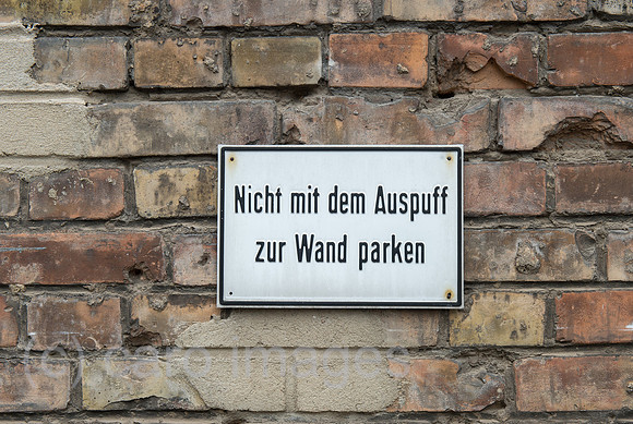 Hinweisschild fuer Fahrzeuge mit Verbrennungsmotoren