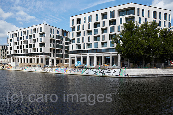 Berlin, Deutschland - Neubauten von Wohnhaeusern am Humboldthafen in Berlin-Mitte.