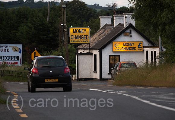 Irland, Dundalk - Irische Grenze: Wechselstube an einer Landtrasse Richtung Belfast