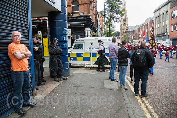 Grossbritannien, Belfast - Polizei am Orangemens Day, protestantischer, politisch aufgeladener jaehrlicher Feiertag zum Gedenken an die Schlacht am Boyne