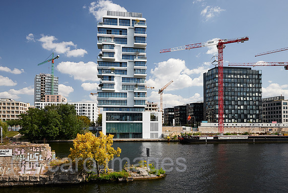 Berlin, Deutschland - Blick ueber die Spree auf neu erbaute Wohnhaeuser am Flussufer in Berlin-Friedrichshain.