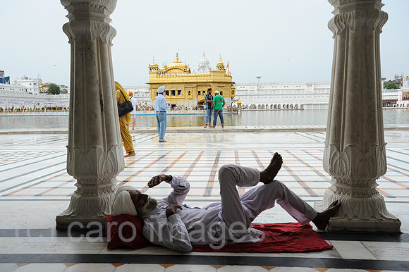 Amritsar, Indien, Glaeubiger Sikh am Heiligtum Goldener Tempel