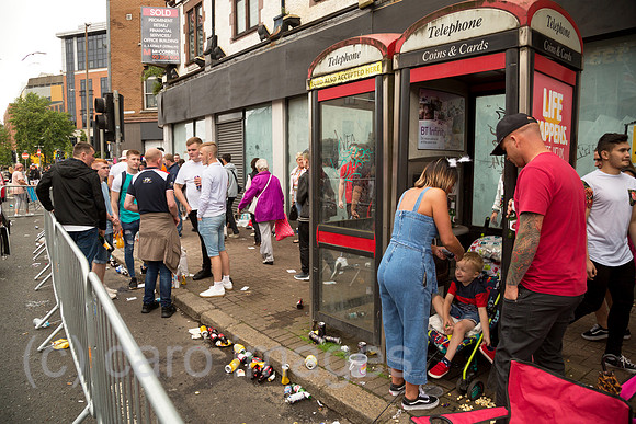 Grossbritannien, Belfast - Strassenszene am Orangemens Day, protestantischer, politisch aufgeladener jaehrlicher Feiertag zum Gedenken an die Schlacht am Boyne