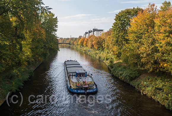 Binnen-Frachtschiff auf dem Teltowkanal Berlin