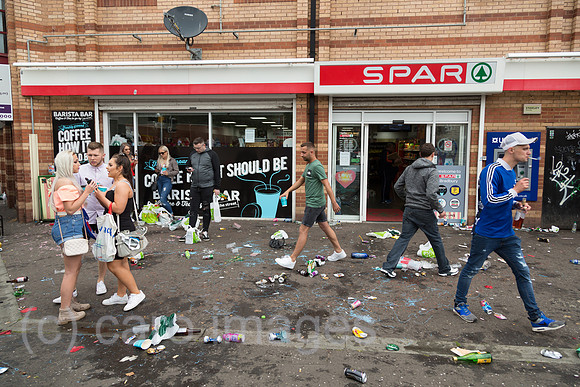 Grossbritannien, Belfast - Strassenszene am Orangemens Day, protestantischer, politisch aufgeladener jaehrlicher Feiertag zum Gedenken an die Schlacht am Boyne