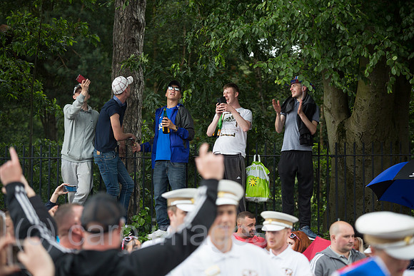 Grossbritannien, Belfast - Zuschauer beim Orangemens Day, protestantischer, politisch aufgeladener jaehrlicher Feiertag zum Gedenken an die Schlacht am Boyne