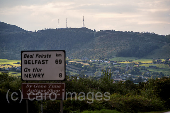 Irland, Dundalk - Irische Grenze: Landstrasse Richtung Belfast, die Berge befinden sich in Nordirland