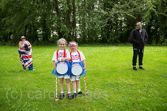 Grossbritannien, Belfast - Familie in Union Jack am Orangemens Day, protestantischer, jaehrlicher Feiertag zum Gedenken an die Schlacht am Boyne