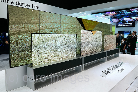 Berlin, Deutschland - LG zeigt neue flexible Flachbildschirmfernseher mit OLED R-Technik zur IFA.