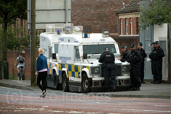 Grossbritannien, Belfast - Polizei am Orangemens Day, protestantischer, politisch aufgeladener jaehrlicher Feiertag zum Gedenken an die Schlacht am Boyne