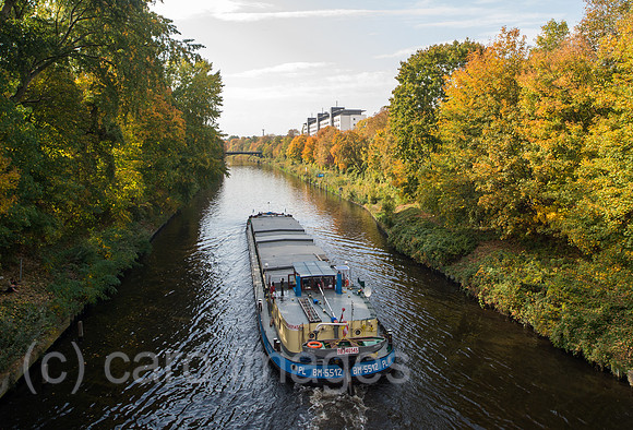 Binnen-Frachtschiff auf dem Teltowkanal Berlin