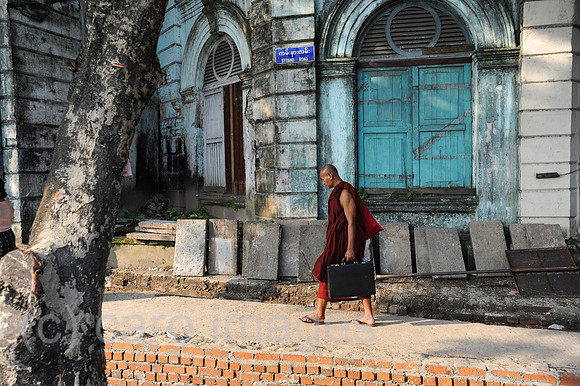 Yangon, Myanmar, Buddhistischer Moench geht die Strand Road entlang