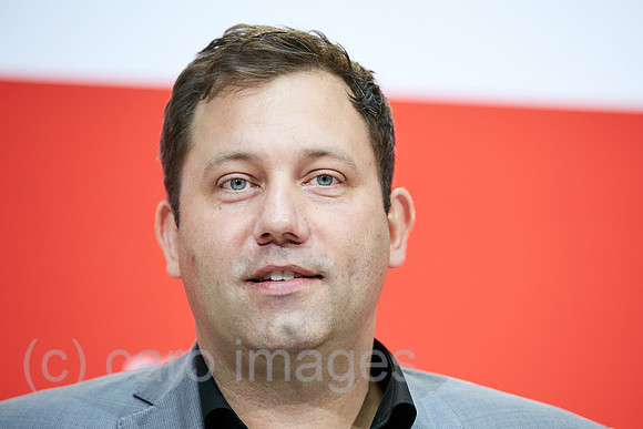 Berlin, Deutschland - Lars Klingbeil, Generalsekretaer der SPD bei einer Pressekonferenz.