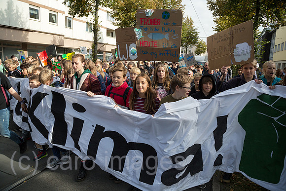 Deutschland, Bremen - fridays for future - Demonstration mit ueber 30.000 Teilnehmern