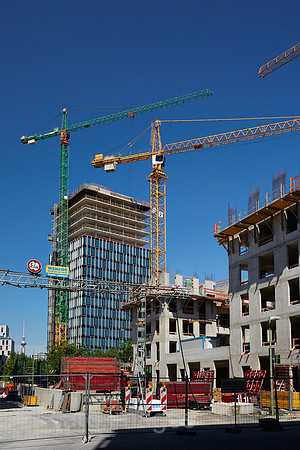 Berlin, Deutschland - Das Buerohochhaus Spreeturm und das Bauprojekt Upside Berlin in Berlin-Friedrichshain.