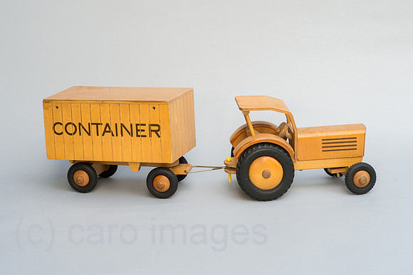 Trecker mit Anhaenger als Holzspielzeug