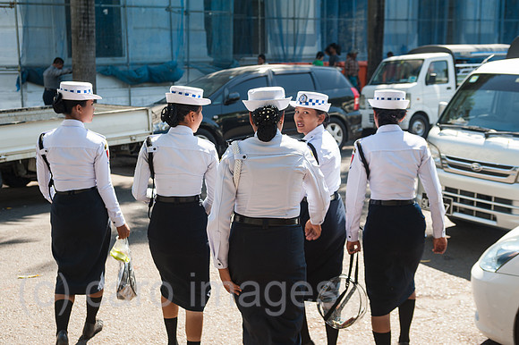 Yangon, Myanmar, Verkehrspolizistinnen in Uniform