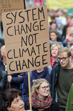 Deutschland, Bremen - fridays for future - Demonstration mit ueber 30.000 Teilnehmern