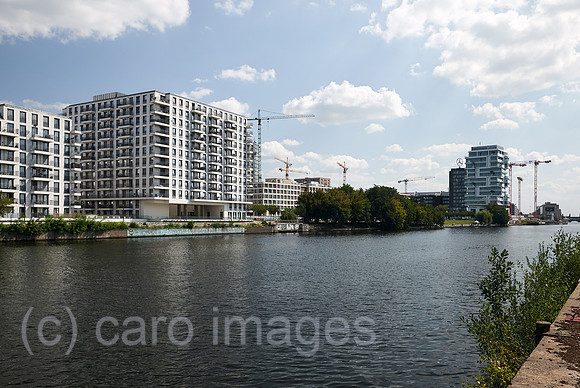 Berlin, Deutschland - Blick ueber die Spree auf neu erbaute Wohnhaeuser am Flussufer in Berlin-Friedrichshain.