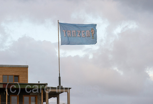 Tanzen - Flagge am Holzmarkt Berlin