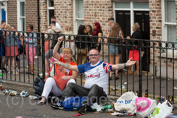 Grossbritannien, Belfast - Zuschauer beim Orangemens Day, protestantischer, politisch aufgeladener jaehrlicher Feiertag zum Gedenken an die Schlacht am Boyne