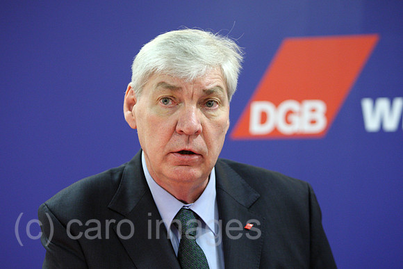 0MK120111D083CARO.JPG
