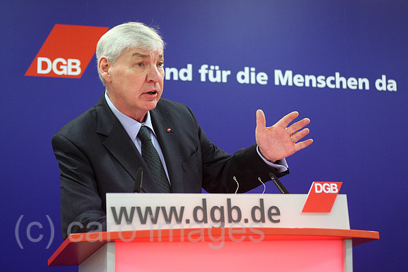 0MK120111D052CARO.JPG