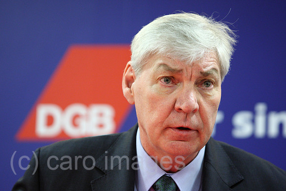 0MK120111D066CARO.JPG