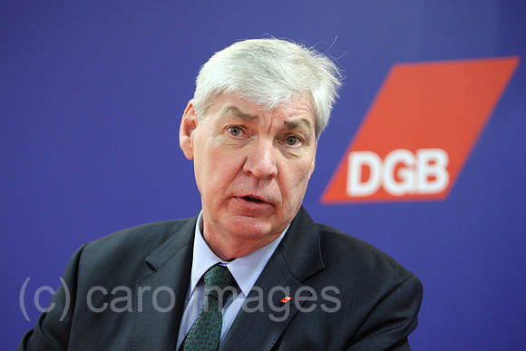 0MK120111D074CARO.JPG