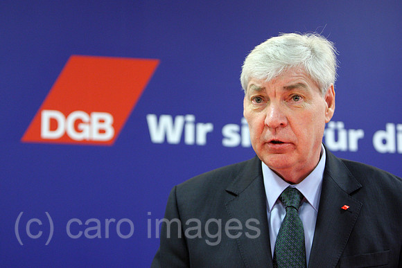 0MK120111D060CARO.JPG