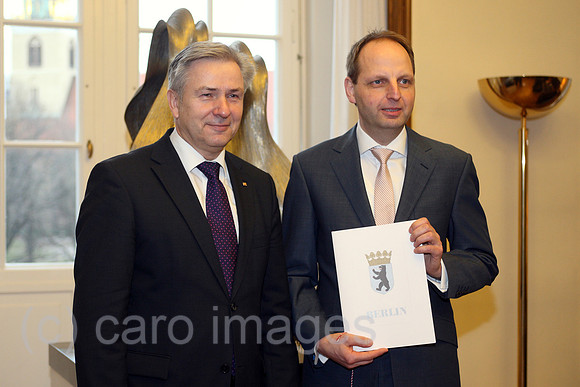 0MK120112D004CARO.JPG