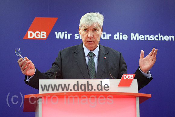 0MK120111D063CARO.JPG