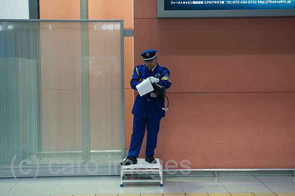 Osaka, Japan, Flughafenmitarbeiter am Flughafen Kansai
