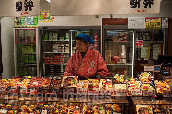 Kyoto, Japan, Fertiggerichte am Bahnhof