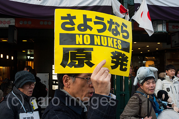 Kyoto, Japan, Ein Mann demonstriert gegen Atomwaffen