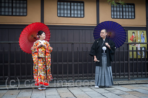 Kyoto, Japan, Junges Paar in traditionellen Gewaendern