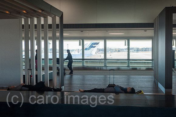 Tokio, Japan, Wartende Passagiere am Flughafen Narita