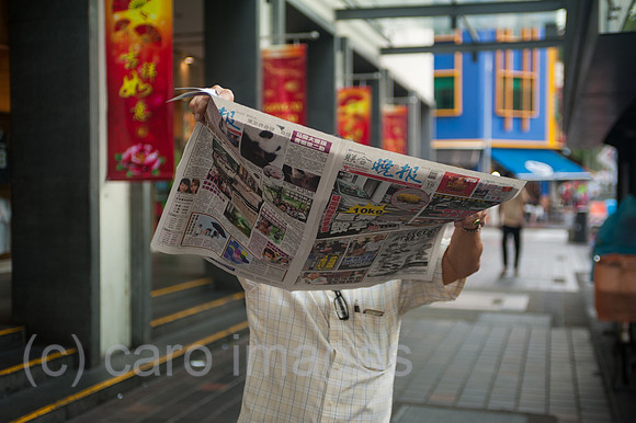 Republik Singapur, Mann liest Zeitung in Chinatown