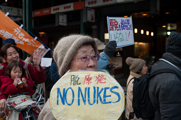 Kyoto, Japan, Eine Frau demonstriert gegen Atomwaffen