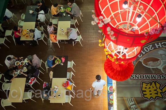 Republik Singapur, Menschen essen im People's Park Centre in Chinatown