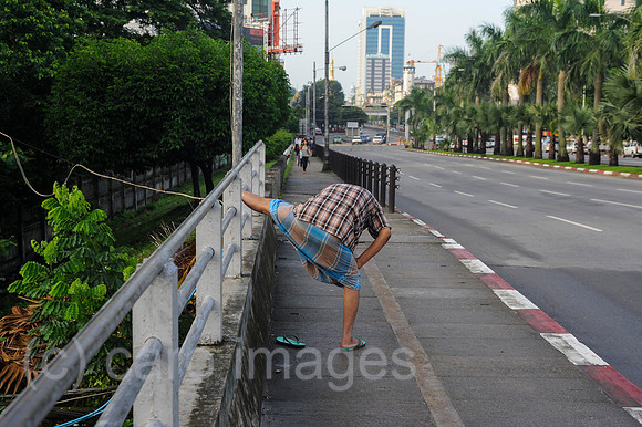 Yangon, Myanmar, Morgengymnastik am Strassenrand