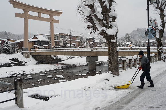 Takayama, Japan, Torii-Portal und Miyamae-Bashi-Bruecke